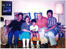ファザー・グース（右から２番目）とサン・グース（左端）。呉地氏の息子さん（中央）は、リー氏をグランドファザー・グースと呼ぶ(1997年　撮影/日本雁を保護する会)